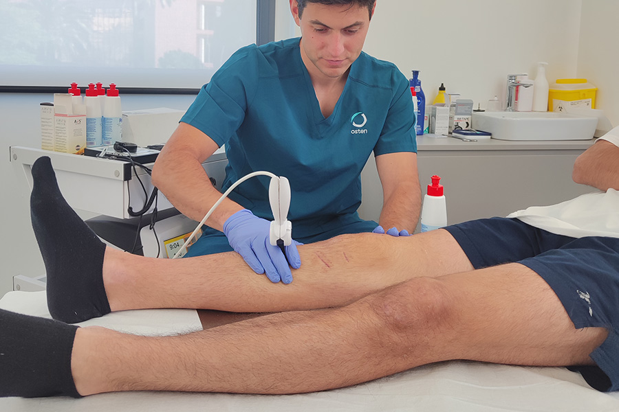 Conoce todo sobre la periostitis tibial, síntomas, causas, tratamiento y cómo Clínica Osten puede tratarla mediante fisioterapia.